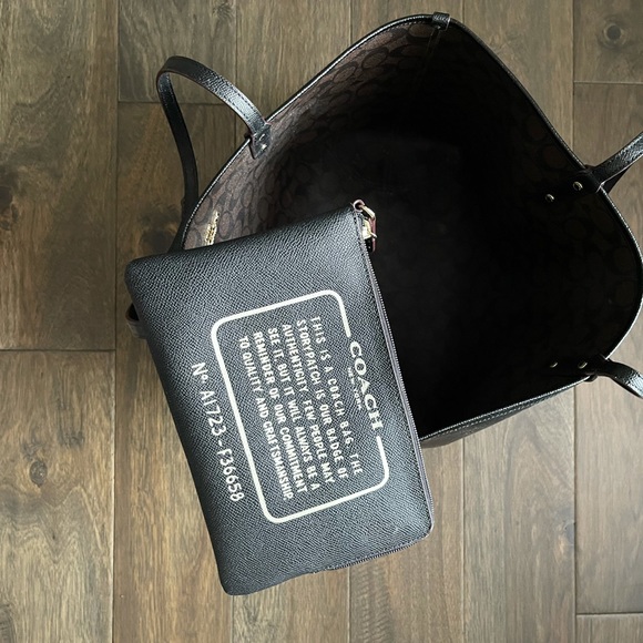 Reversible Large Coach Purse. Used and ready to ship. - Picture 4 of 7